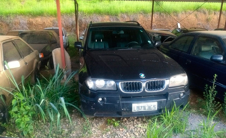 Homem é flagrado em BMW com documentação falsa e vai para o Ceresp 1 bmw apreendida crédito PM