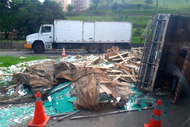 Caminhão carregado com espelhos tomba na Av. JK 2 caminhão capa renan