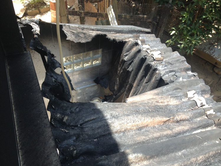 Botijão de gás pega fogo e destrói parte de casa em São João del-Rei 2 incêndio no botijão em SJDR 3 bombeiros