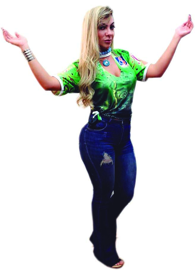 Terezinha de Landa reuniu a família para o jantar de aniversário, na Assunta 2 Lilian Santos, a rainha do ‘megahair’, vestindo a camiseta promocional da festa da rainha e musa dos blocos carnavalescos, sábado que vem, no Olímpico