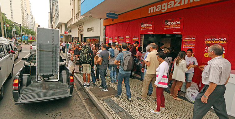 Juiz-foranos enfrentam filas por descontos 1 luiza leo 2