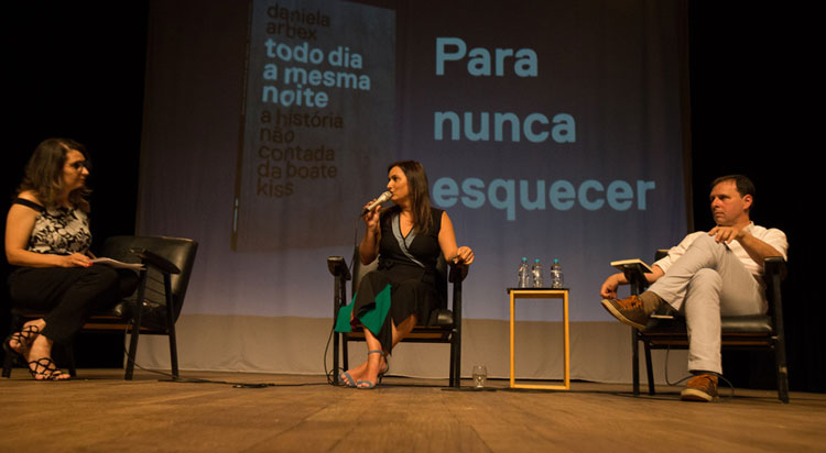 Com teatro lotado em Santa Maria, Daniela Arbex lança 'Todo dia a mesma noite 1 matéria dani