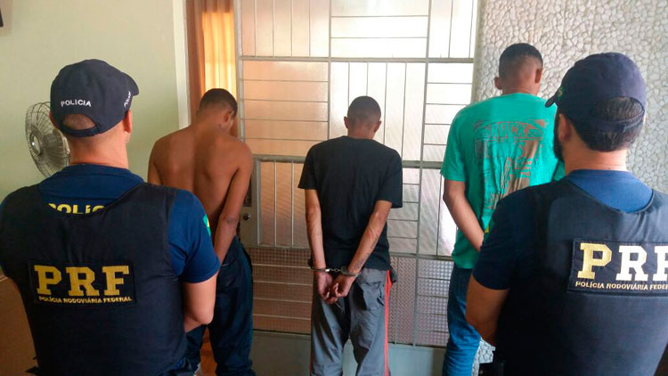 Grupo pratica roubo e acaba preso após acidente na BR-040 2 presos prf