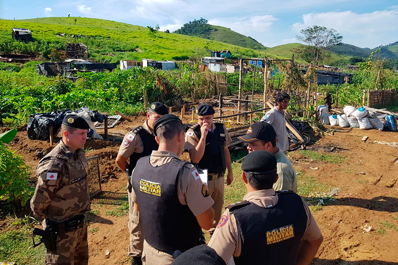 Justiça realiza reintegração de posse de fazenda ocupada pelo MST em Coronel Pacheco 3 reintegração capa2 PM