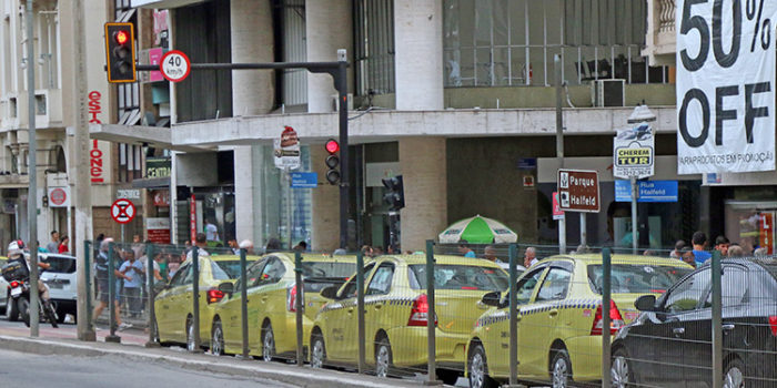 Motoristas de Uber e táxis protestam em lados opostos 2 1taxi