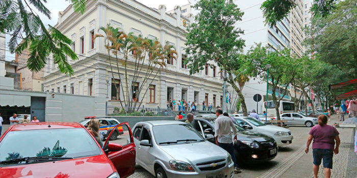 Motoristas de Uber e táxis protestam em lados opostos 1 1uber