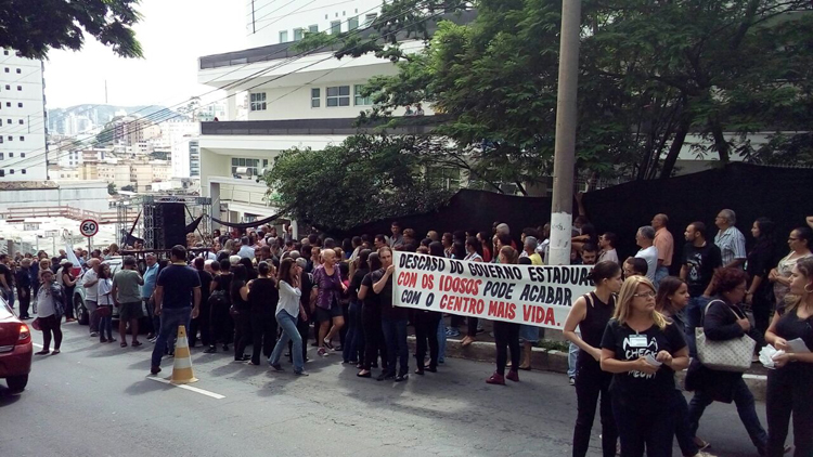 Usuários da Acispes realizam protesto por falta de repasses 1 Acispes Olavo