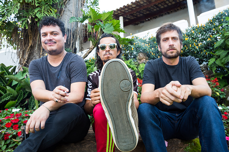 Juninho Vende-se: ex-qualquer coisa, futuro o que quiser 2 Affonso Uchôa Juninho Vende se e João Dumans Foto Beto Staino Universo Produção 1