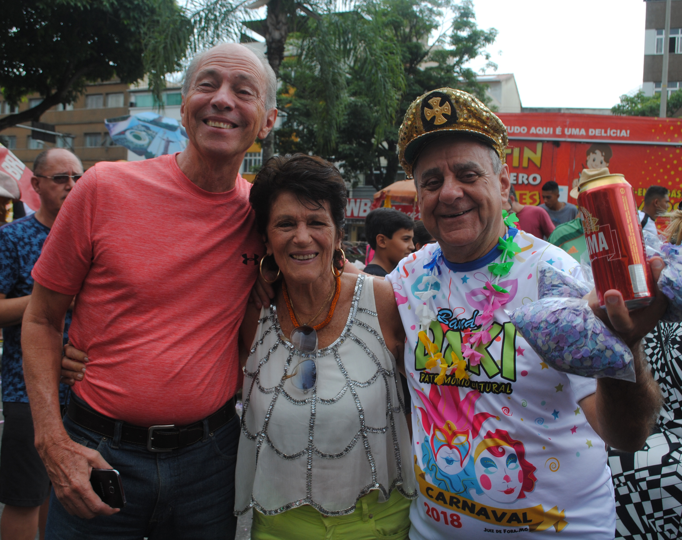Juan Calixto, Marília Allemand e Juninho Souza, no clima da folia 2 Sérgio e Marilda Maestrini com o "general da banda" José Carlos (Zé Kodak) Passos