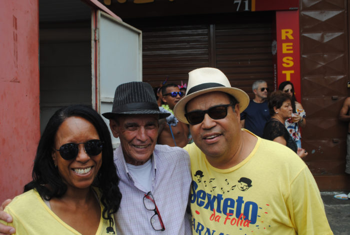 Juan Calixto, Marília Allemand e Juninho Souza, no clima da folia 3 Também no reinado de momo, Maria e Willian Chopinho ladeando o fotógrafo Toninho Carvalho