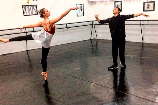 Bailarina participa de competição na Alemanha este mês 2 Isabelle ensaiando com o coreógrafo Rafael Pitta.jpgCAPA