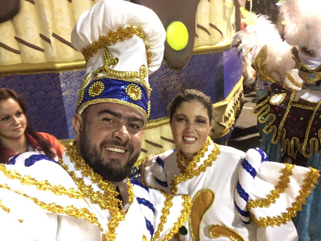 JF por aí... 3 Pablo Oazen e Francesca Imbroinise 150218 carnaval na União da Ilha.jpg