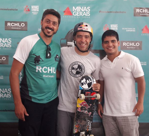 Rafael Diniz e Fábio Braga ladeando o hexacampeão mundial, Sandro Dias 1 Rafael Diniz e Fábio Braga ladeando o hexacampeão mundial, Sandro Dias - o “Mineirinho” - ontem, na Academia do Skate, no Shopping Jardim Norte