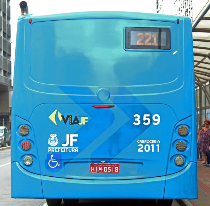 Ônibus voltarão a ter placa com informações sobre itinerário 2 Traseira onibus leo