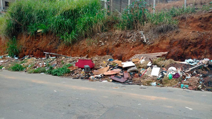Entulho e mato alto no Ipiranga 1 VU Ipiranga