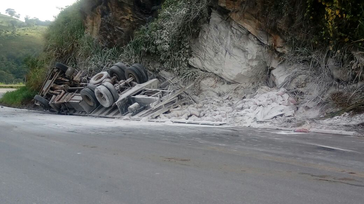 Caminhão carregado com cal tomba, e motorista morre 1 acidente caminhão com cal crédito bombeiros