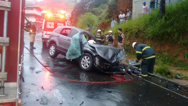 Motorista fica preso às ferragens após colisão com coletivo 1 acidente grama 2 crédito bombeiros