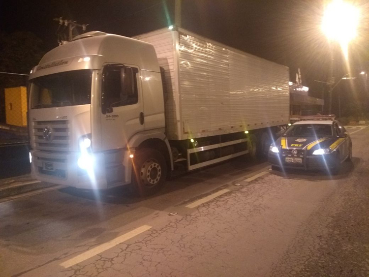 Polícia Rodoviária Federal recupera caminhão roubado 1 caminhão PRF crédito PRF
