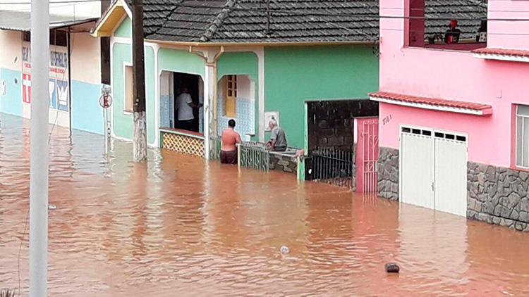 Chuva provoca alagamentos em Juiz de Fora e Ewbank da Câmara 1 enchente em Ewbank da Câmara 3