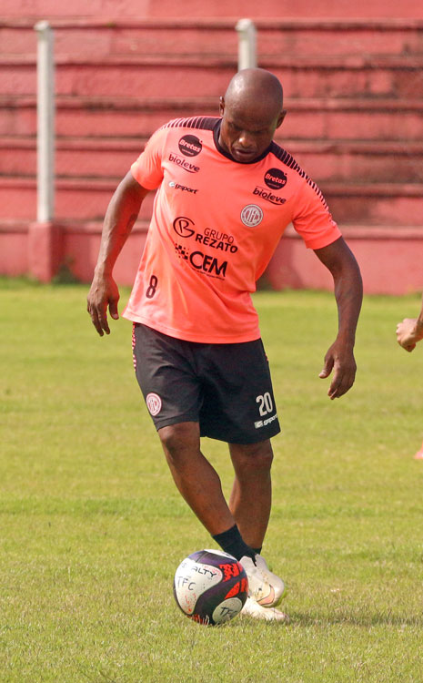 (Foto: Leonardo Costa) esp baeta ademilson
