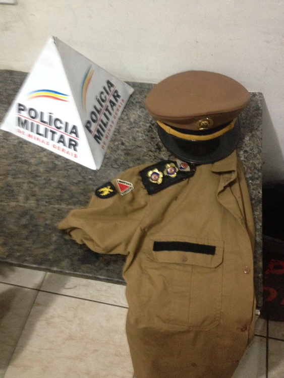 Jovem é detida por usar farda da PM como fantasia de carnaval em Juiz de Fora 1 fantasia de farda
