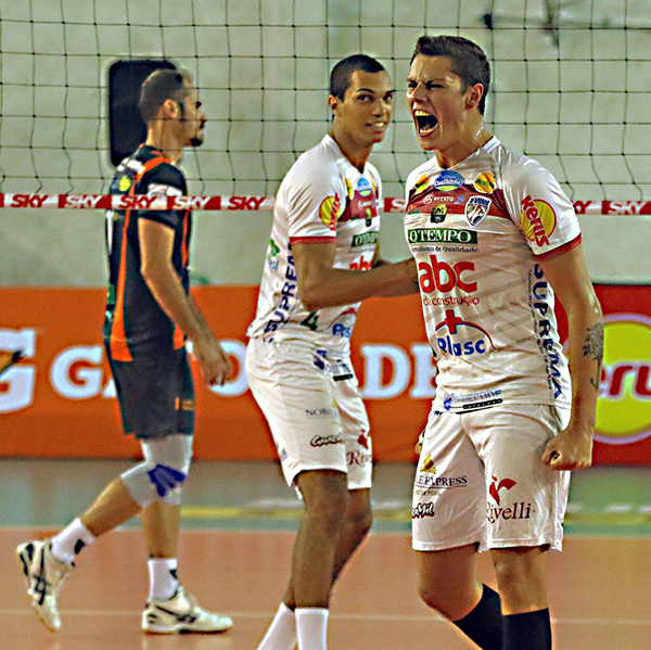 JF Vôlei vence o Maringá por 3 a 0 na UFJF 2 jf volei henriqye adami
