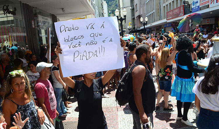 Domésticas de Luxo completam 60 anos e desfilam sob protesto em JF 2 manifestacao domesticas olavo 2