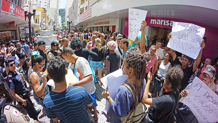 Domésticas de Luxo completam 60 anos e desfilam sob protesto em JF 3 manifestacao domesticas olavo