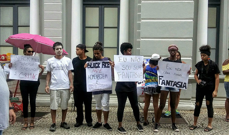 Domésticas de Luxo completam 60 anos e desfilam sob protesto em JF 4 manifestacao domesticas