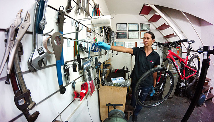 Juiz-forana supera adversidades e cria família como uma das poucas mecânicas de bicicletas do país 9 mecanica de bicicletas olavo 3