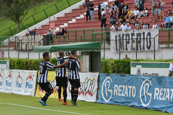 Tupi sofre empate do Atlético no fim, mas sai aplaudido 1 tupi dentro 1