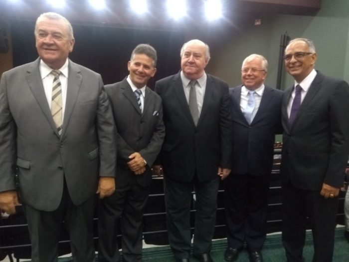 Fala Quem Sabe: Mulher, sua dignidade e direitos fundamentais 5 Imagem Que Fica: A inauguração do Teatro Paschoal Carlos Magno, além de significar um novo marco na vida cultural da cidade, proporcionou também o encontro insólito de cinco vice-prefeitos: João Cesar Novais, Sérgio Rodrigues, José Eduardo Araújo, José Natalino do Nascimento e o atual Antônio Almas. Entre eles, uma unanimidade: concluir a obra foi um desafio da maior importância.