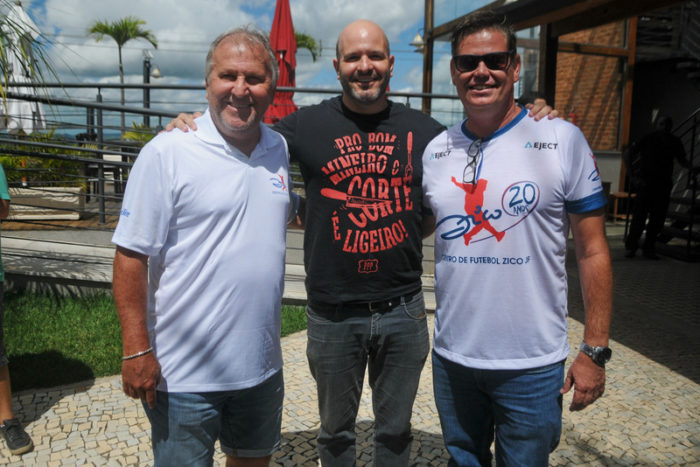 O ex-craque Zico, que veio à cidade para a festa dos 20 anos do CFZ, Alexandre Miranda e Léo Beire clicados no PPP 1 O ex-craque Zico, que veio à cidade para a festa dos 20 anos do CFZ, Alexandre Miranda e Léo Beire clicados no PPP Foto: Andréa Ottoni