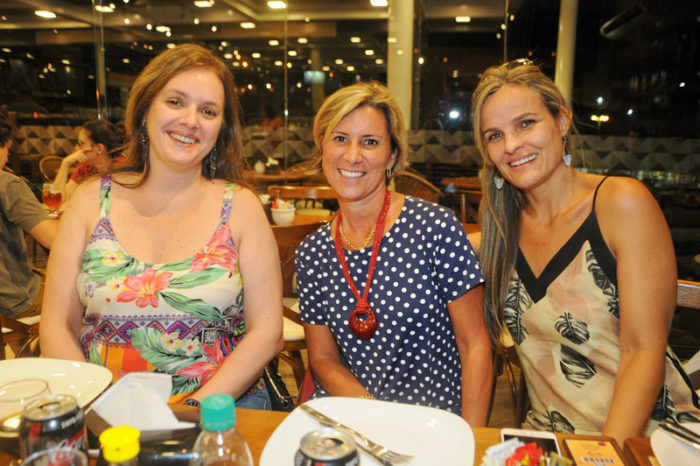 O vice-prefeito Antônio Almas recebeu o título de cidadão benemérito do vereador Marlon Siqueir 2 Ivelise Nery, Simone Barros e Aline Vanelli em festa recente Foto: Andréa Ottoni