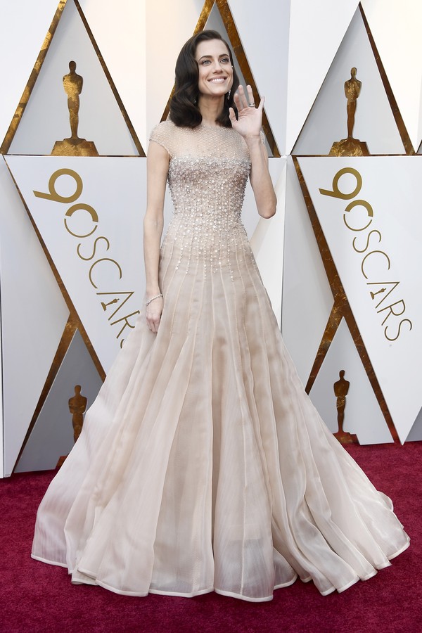 Vestidos que atravessaram o tapete no Oscar 2018 3 Allison Williams in Armani Privé Couture and Brian Atwood shoes