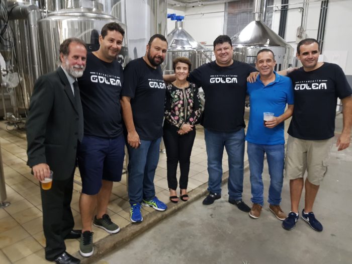 Inauguração prestigiada: A ministra do TST, Delaíde Arantes, que veio à cidade para falar na XVI Conferência da Advocacia Mineira, ainda encontrou um tempo na agenda para prestigiar a inauguração da Cervejaria Golen, em Santa Terezinha. Na foto, com a ministra, Basileu Tavares, Saulo Souza, Carlos Henrique Fernandes, Hedil Pedretti, o anfitrião Cristiam Nazareno e Paulo Sérgio Teixeira. 