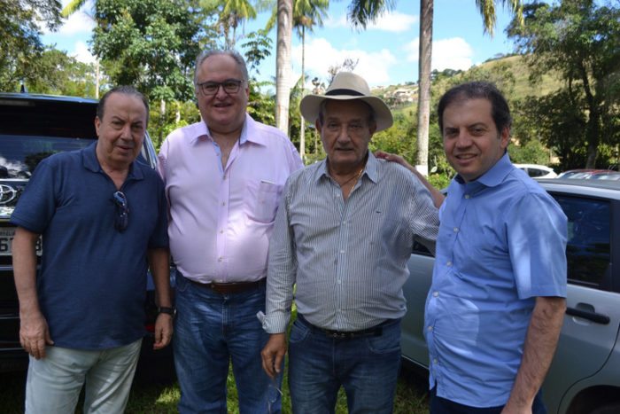 O ex-craque Zico, que veio à cidade para a festa dos 20 anos do CFZ, Alexandre Miranda e Léo Beire clicados no PPP 3 Danilo de Castro, o deputado Roberto Andrade, o aniversariante 'sheik' Ibrahim El-Kouri e o deputado Rodrigo de Castro, no almoço dominical, no sítio Santo Elias Foto: Toninho Carvalho