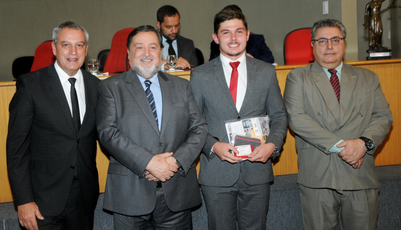 O presidente da OAB, João Lourenço, João Márcio Coelho, Renan Ottoni Nobre Salvadeo e Abdalla Daniel Curi 1 O presidente da OAB, João Lourenço, João Márcio Coelho, Renan Ottoni Nobre Salvadeo (recebendo a carteira da Ordem) e Abdalla Daniel Curi Foto: Andréa Ottoni