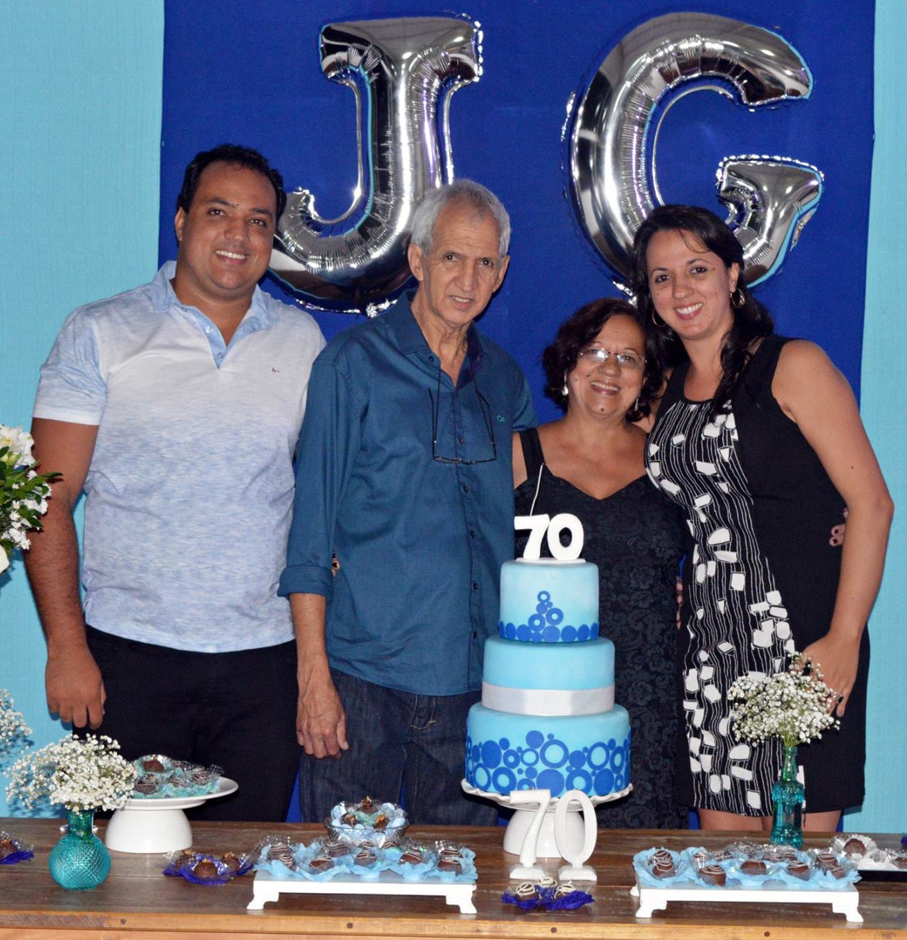 O vice-prefeito Antônio Almas recebeu o título de cidadão benemérito do vereador Marlon Siqueir 4 O aniversariante José Geraldo Dias com a mulher Lourdes Bernadette e os filhos Bruno e Maria Thereza