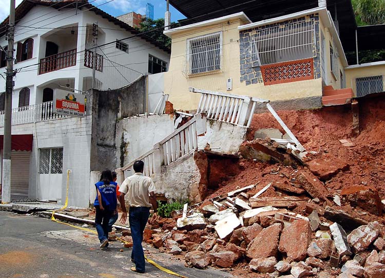 Justiça manda indenizar famílias de Santa Teresa 2 MARCELO RIBEIRO ST