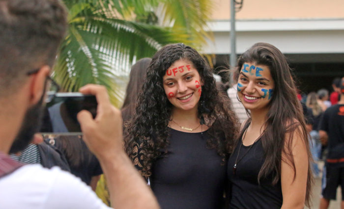 Calouros aprovados no Pism e no Vestibular fazem matrícula na UFJF 3 Matricula UFJF Meninas1