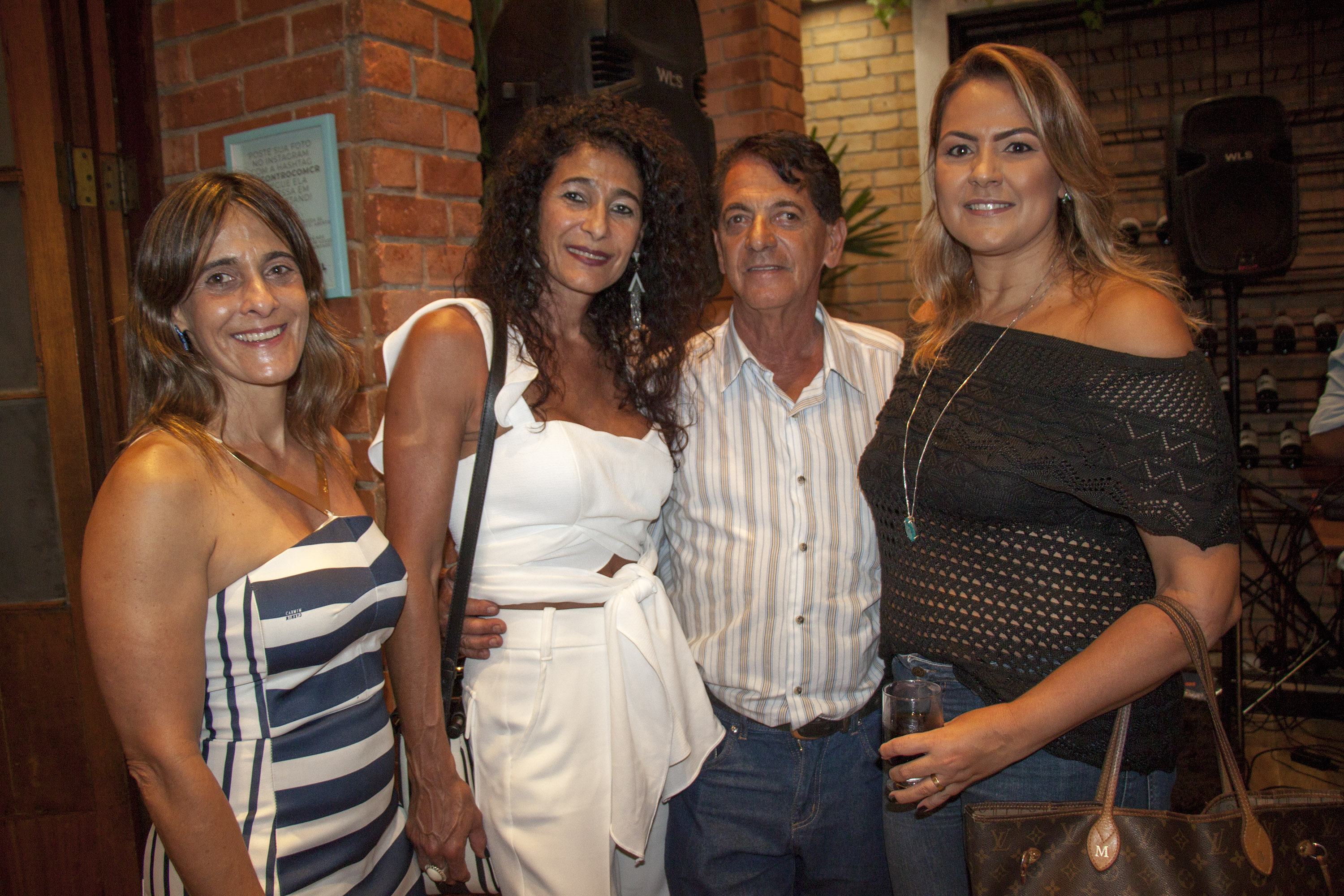 A elegância de Ana Carolina Arantes no Dia Internacional da Mulher 2 As irmãs Márcia e Suzana Neves com Edgar Ribeiro e Michelle dos Santos no Encontro com CR, anteontem, no Clube do Filet Foto: Guilherme Ovídio