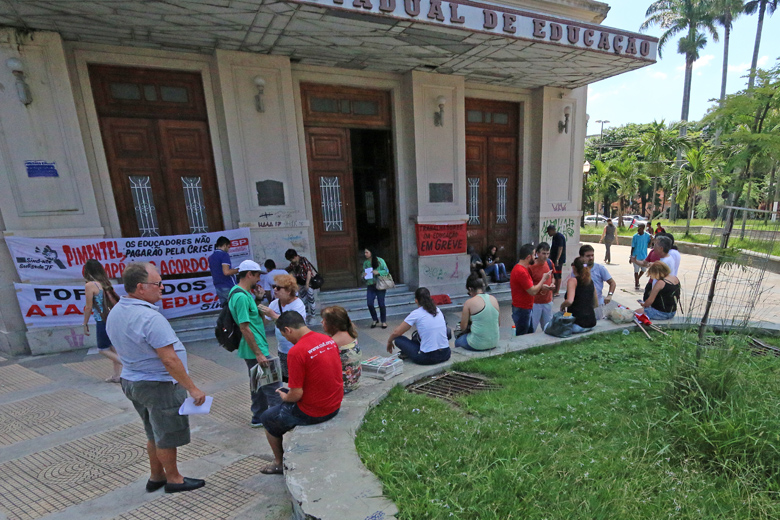 Professores e servidores estaduais fazem protesto no Centro 2 Protesto Educação Leo 1