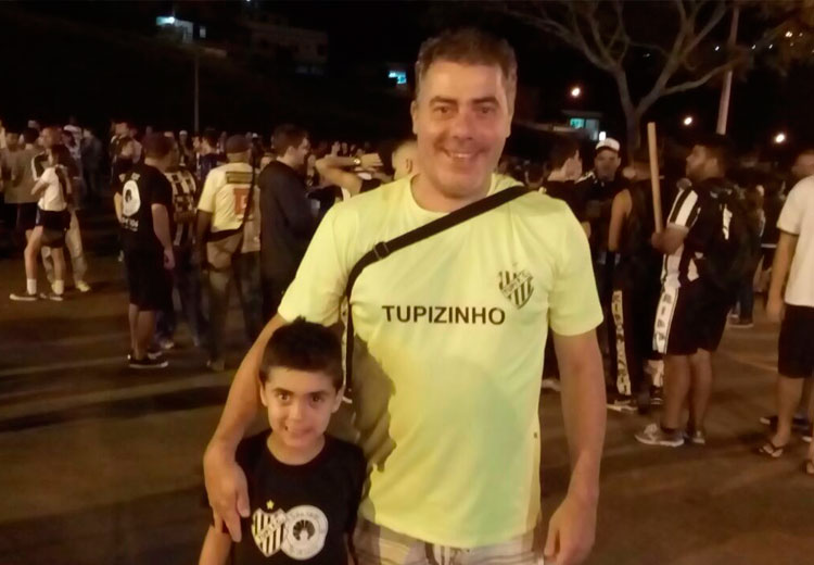 Com atraso na abertura dos portões, torcedores recebem Tupi com festa 3 Tupi05