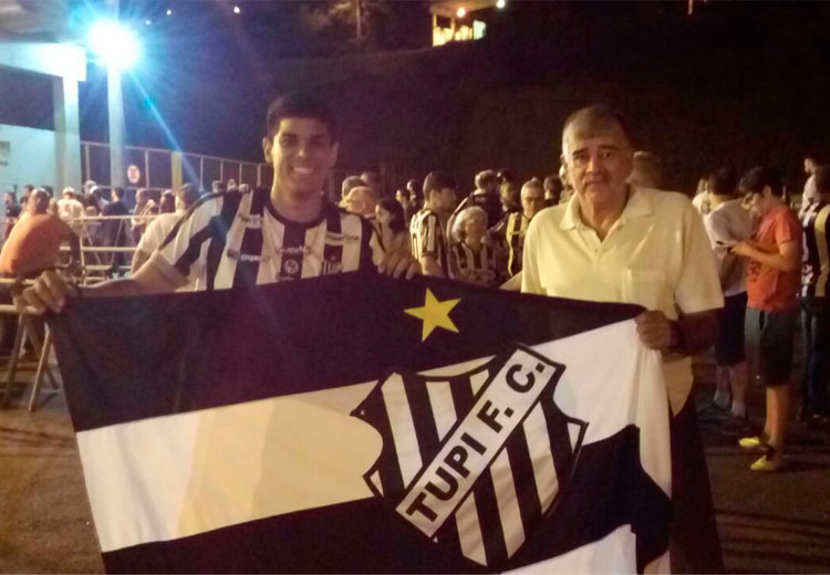 Com atraso na abertura dos portões, torcedores recebem Tupi com festa 2 Tupi06