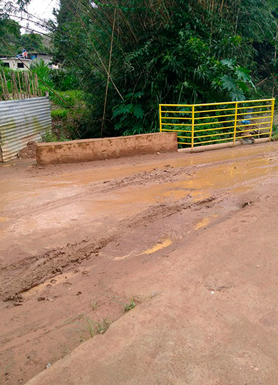 Moradora reclama de lama acumulada e pede asfaltamento no Filgueiras 1 VU Filgueiras