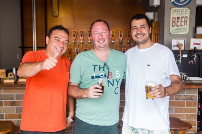 Ricardo Capra e a filha Luísa, Flávio Villela, Ricardo Fortuna e José Sóter Figuerôa no Estádio Mário Helênio 3 Giancarlo Vitale, Fabrício Costa e o anfitrião Wilder Finamore no café da manhã cervejeiro do Prost!