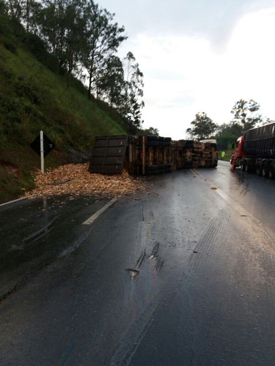 Acidente interdita totalmente pista da BR-040 1 acidente BR PRF