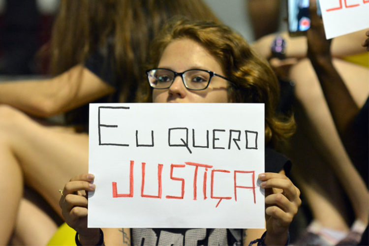 Juiz-foranos se unem em ato contra morte de vereadora Marielle Franco 2 ato marielle 05 e1521159075978
