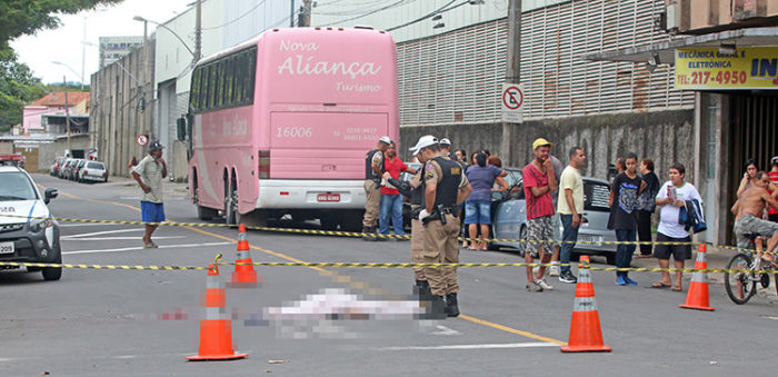 Mulher morre atropelada por ônibus no Poço Rico 1 atropela leo